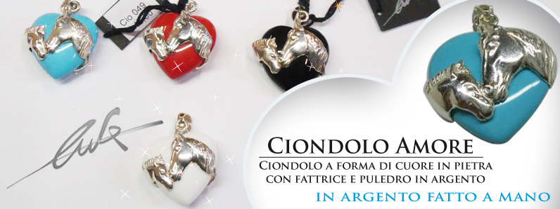 Ciondolo dell'amore a forma di cuore con soggetto fattrice e puledro